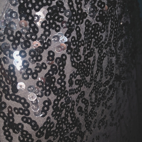 ✨ Sparkly, sequined, flowy gray tank - Picture 3 of 9